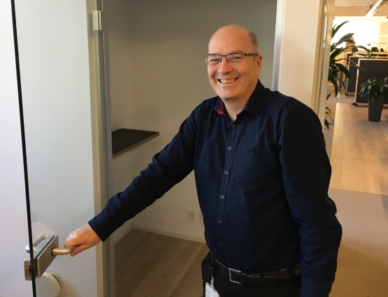 Djøf-tillidsmand Vagn Rasmussen på vej ind i en af de telefonbokse, han var med til at få installeret, da Konkurrence- og Forbrugerstyrelsens flyttede til nye (storrums)kontorer i Valby.