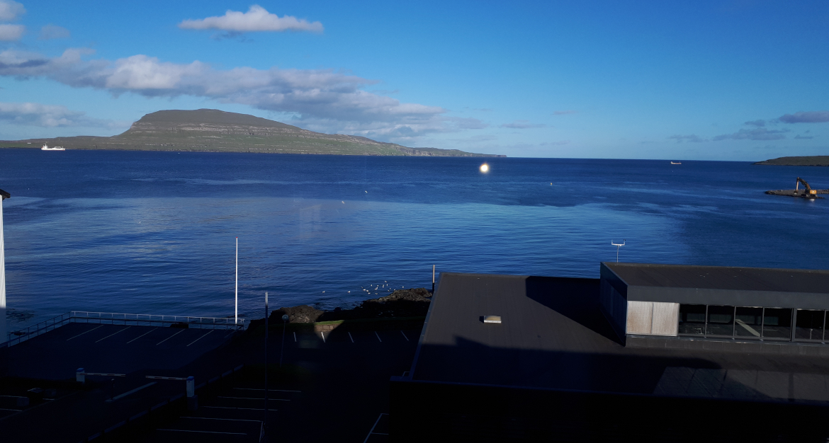 Fra sit kontor i Tórshavn har Michael Boolsen udsigt ud over Nólsoyarfjørður. 