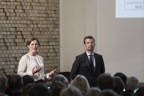 Centerleder Lotte Bøgh Andersen og Kronprins Frederik taler ved åbningen af centeret i Aarhus i 2018.