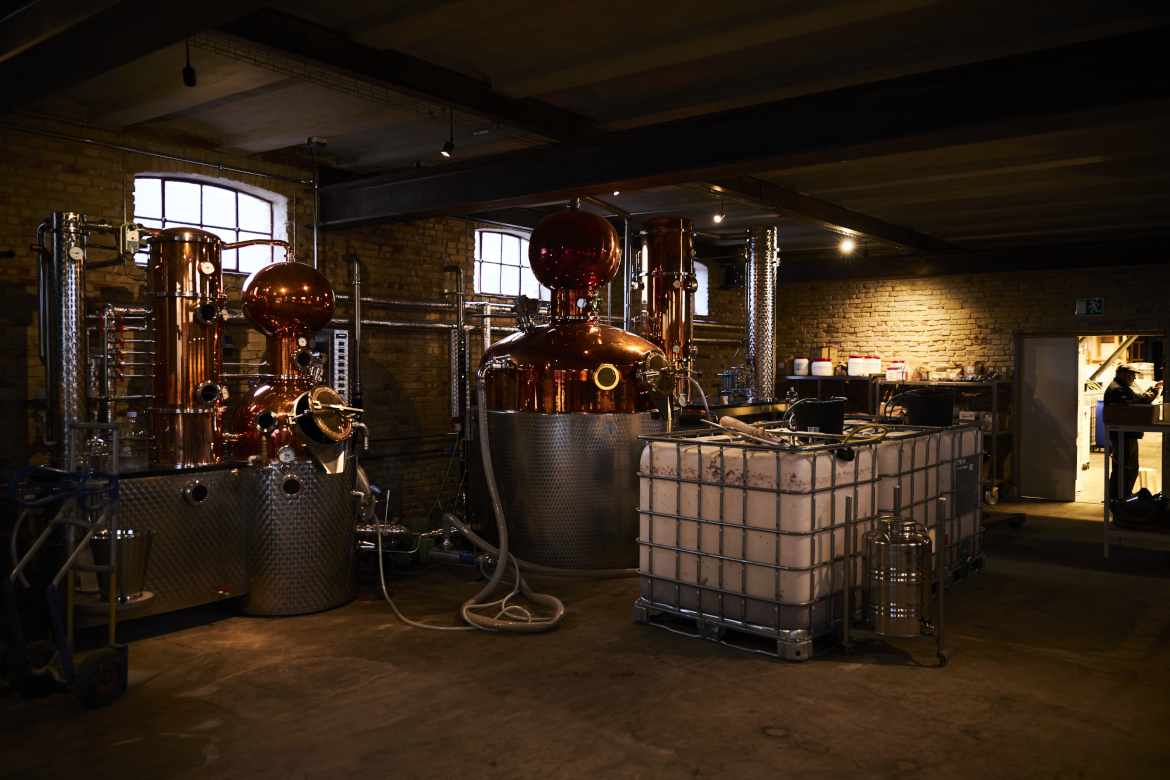 Gin-destilleriet er det nyeste skud på Oremandsgaards forretningsmodel. Augusts stolthed er en dansk calvados, æblebrandy brygget på sydsjællandske æbler, som folk fra hele lokalområdet er kommet med.