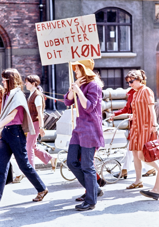 Rødstrømperne lagde noget af fundamentet for de bestræbelser, der i dag bliver gjort for at fremme kvinder i ledelse. Her et glimt fra en af bevægelsens demonstrationer i 1970.