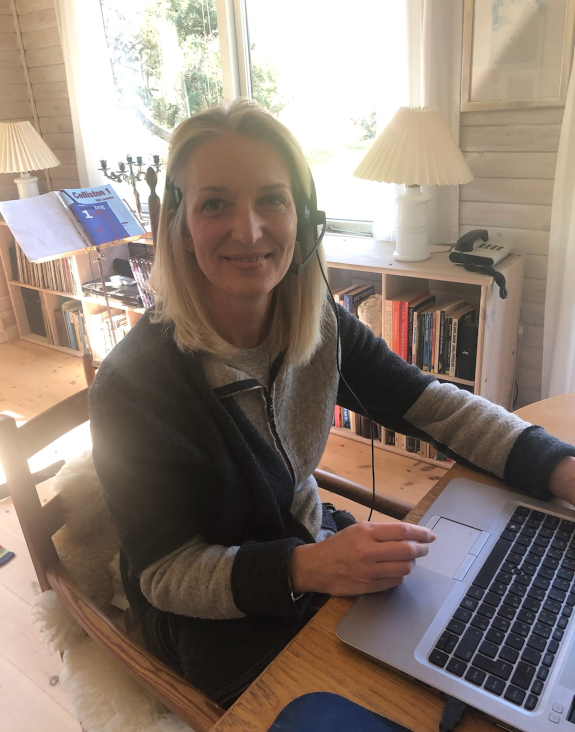 Ditte Kruse Dankerts hjemmekontor i sommerhuset fungerer i disse uger også som musikalsk øvelokale for hendes søn, der spiller bratsch – og får undervisning via Skype.