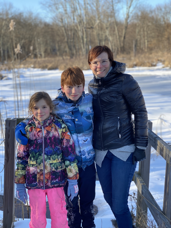 Naja Christensen og børnene i Windham, New York, hvor deres lejede skihytte ligger.