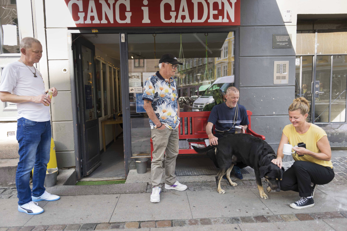 Maria Pagels med nogle af brugerne af Gang i Gaden.