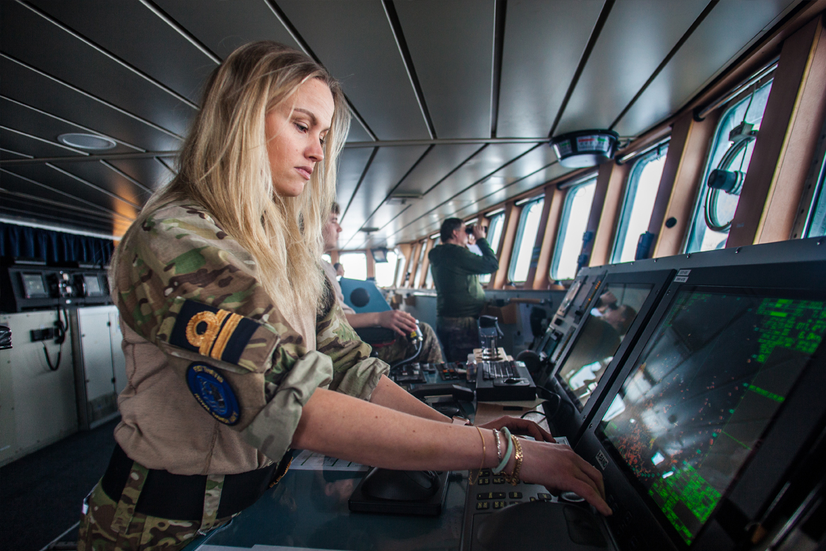 Camilla Petersen er både navigationsofficer på mindre skibe med under 10 personer ombord og større skibe med op til 60 personer ombord. Her ses hun på broen på et inspektionsskib i THETIS-klassen, der har en besætning på op til 50 personer.