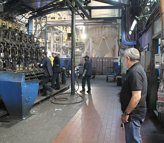 Albert Levy følger produktionen af colaflasker på den lokale glasfabrik.
