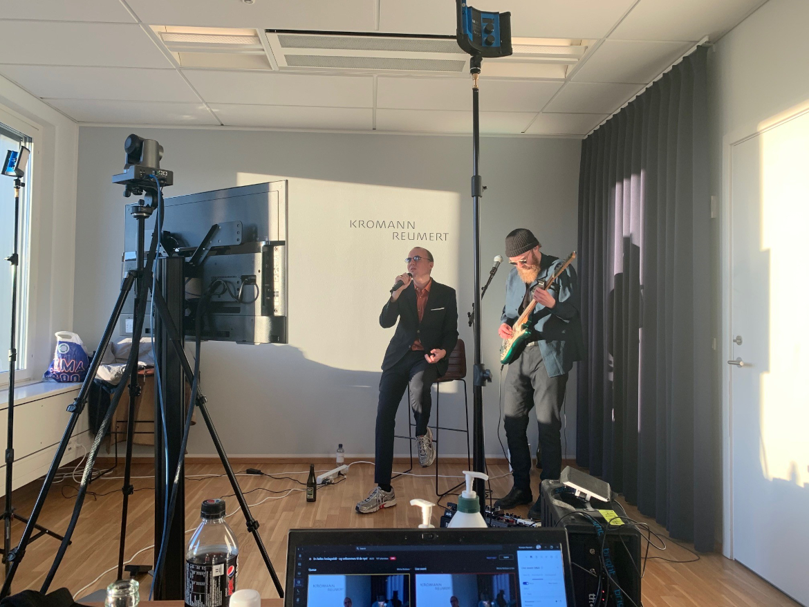 Sangeren Andreas Odbjerg optrådte online til en virtuel fredagsbar hos Kromann Reumert. Det var et led i velkomsten af 23 nye medarbejdere, der alle er blevet onboardet 100% digitalt.
