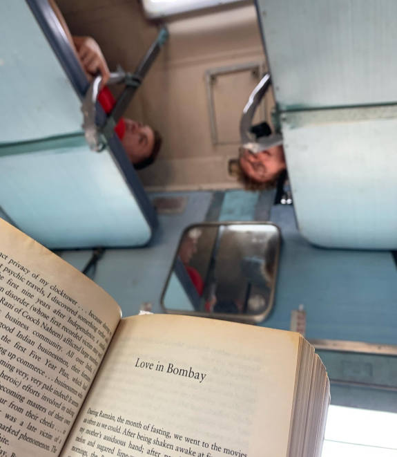 Inden corona-smitten lukkede landet ned, havde Signe Westermann Kühn mulighed for at rejse rundt i Indien – her i et tog med Salman Rushdies 'Midnight's Children' som læsestof.