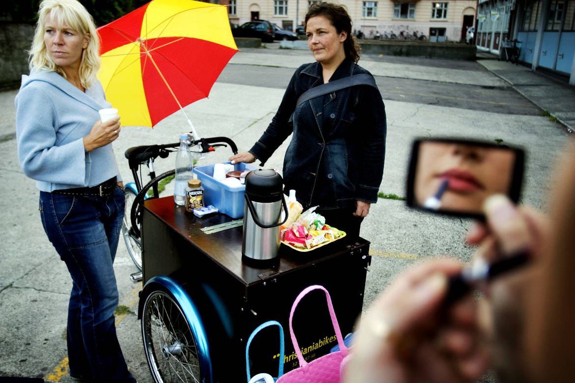 Gadejuristen begyndte som et projekt drevet af frivillige. Her et foto fra 2004, hvor organisationen hver onsdag mødte op i Skelbækgade på Vesterbro i København, så områdets prostituerede kunne få frugt, kaffe og kondomer.