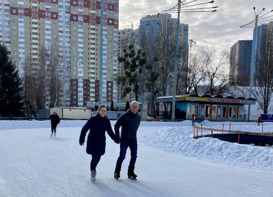 Ole Egberg Mikkelsen med sin kone Anne-Marie på Kyivs Hippodrom Ice Arena en vintersøndag kort inden invasionen.