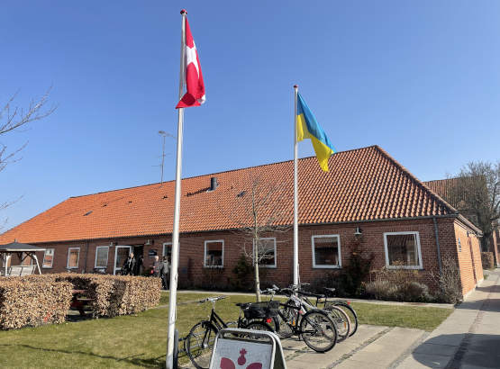 Bygningen Retræten er en del af den tidligere kaserne Avedørelejren og husede et plejehjem indtil 2021. Nu har en gruppe ukrainske flygtninge fået midlertidig husly her.