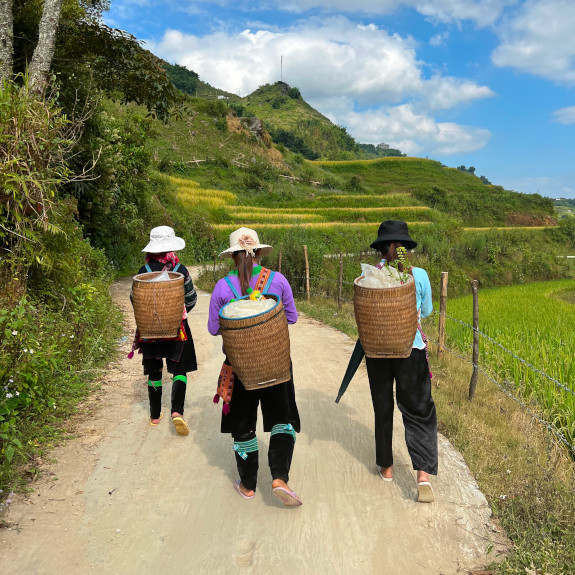 En af Anne Sofie Brasks ture sammen med kæresten gik til trekkingområdet Sapa i det nordvestlige Vietnam. De fulgtes med tre lokale kvinder, som alle bar klipklapper hele vejen rundt. Selv havde de vandresko på.