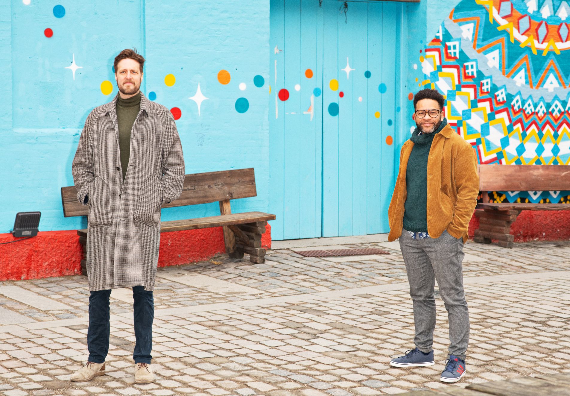 Foto af Mikkel Holst og Risenga Manghezi foran Stjerneskibet på Christiania