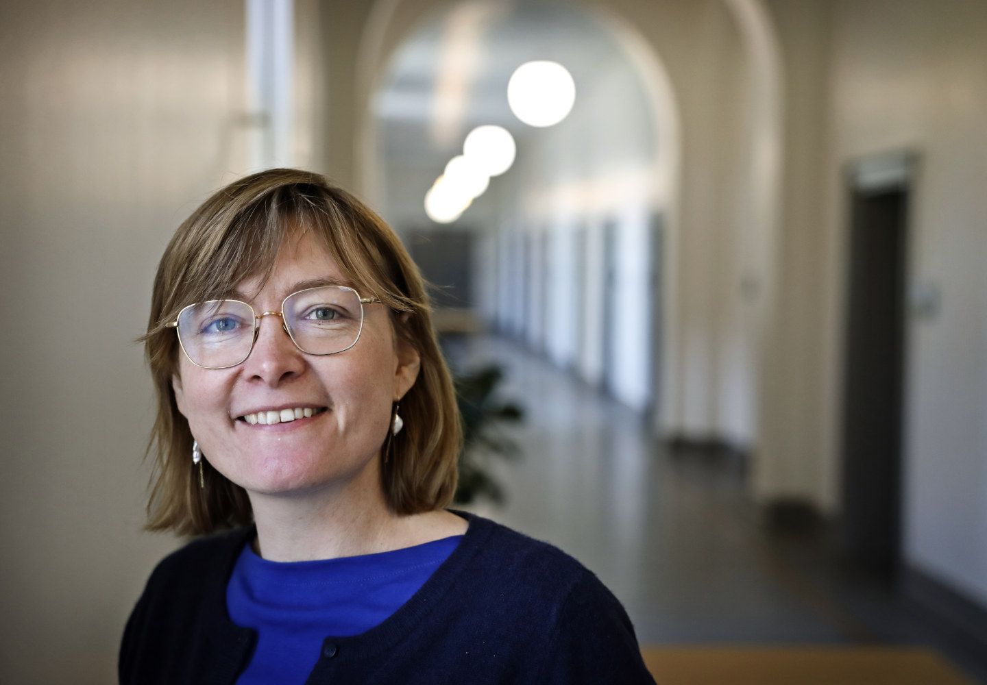 Portrætfoto af Rebecca Adler-Nissen med statskundskabsgangen på Københavns Universitet i baggrunden