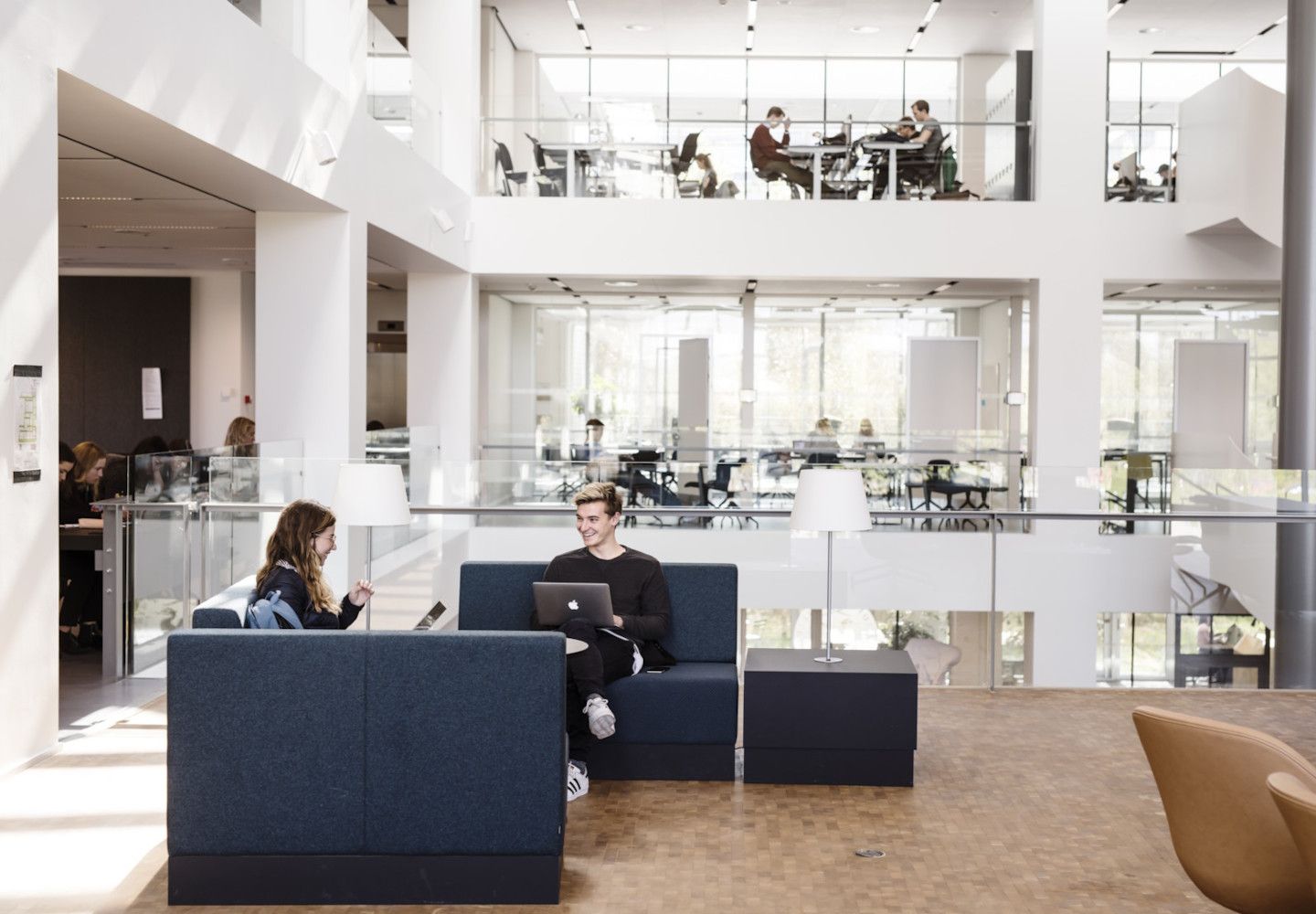 Foto af studerende, der arbejder på Juridisk Institut på Københavns Universitet
