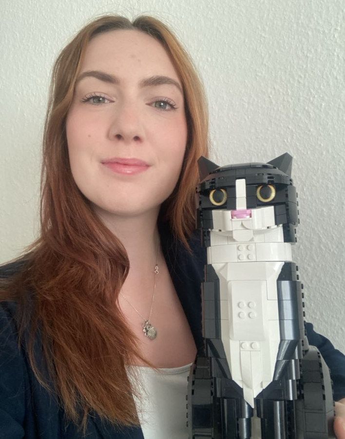 Selfie af Anna Erdei (og en kat bygget af Lego)