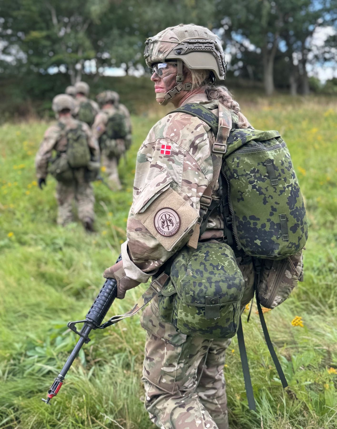 Foto af Nanna Werther i militærtøj og på øvelse