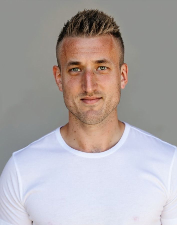 Foto af Mads Dupont i en hvid t-shirt. 