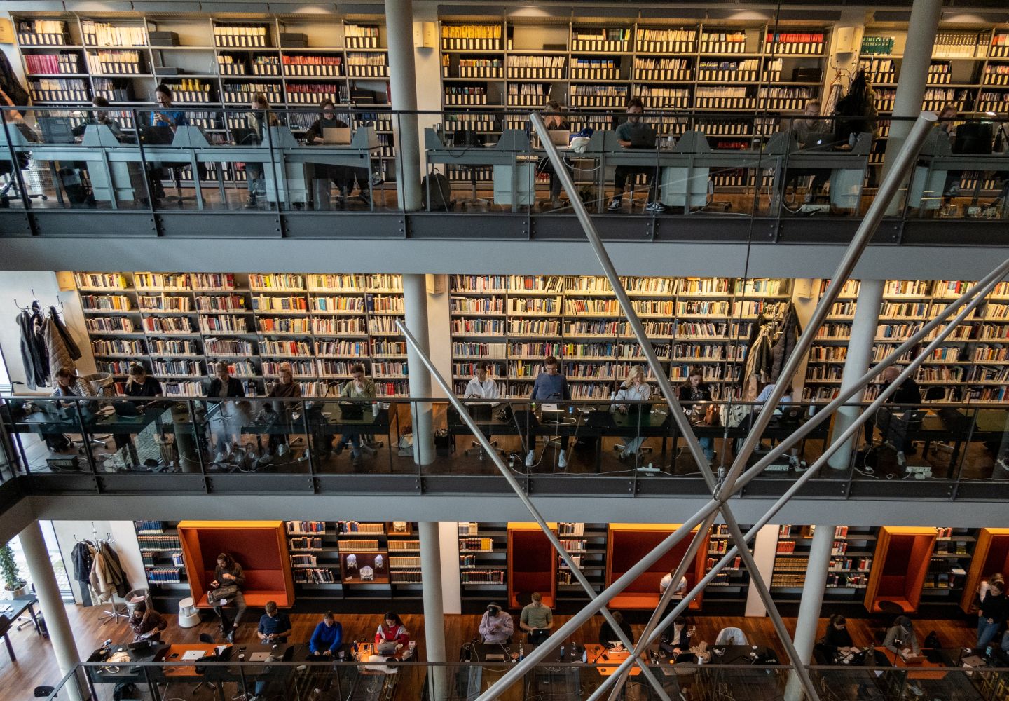 Foto af studerende, der læser på biblioteket på Copenhagen Business School
