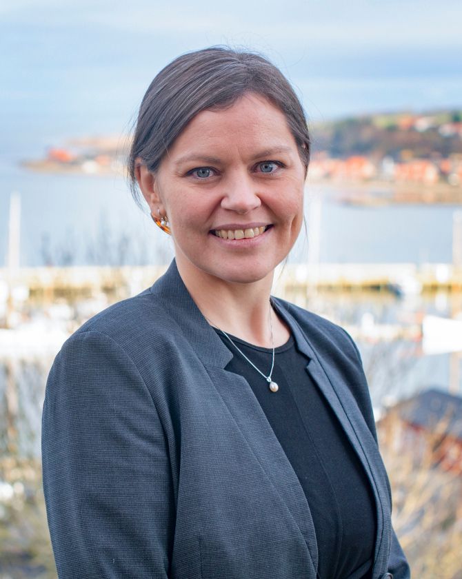 Portrætfoto af Anne Kamstrup med Lemvig Havn i baggrunden