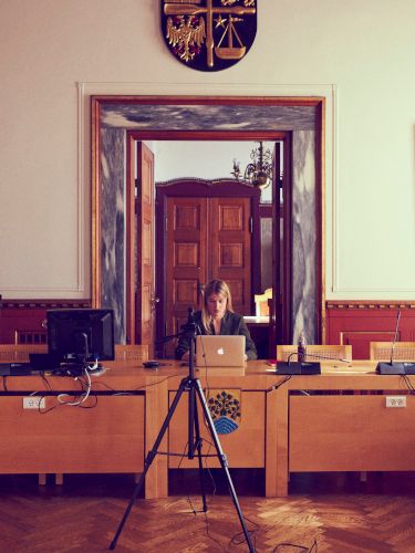 Borgmester Christina Krzyrosiak Hansen alene i byrådssalen, mens hun arbejder ved sin laptop