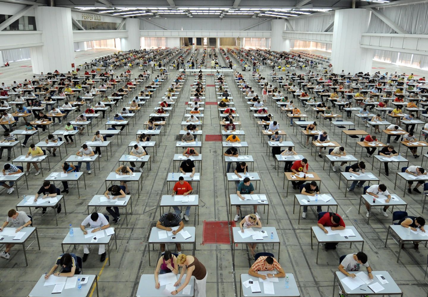 Foto af studerende, der er til eksamen i en stor hal