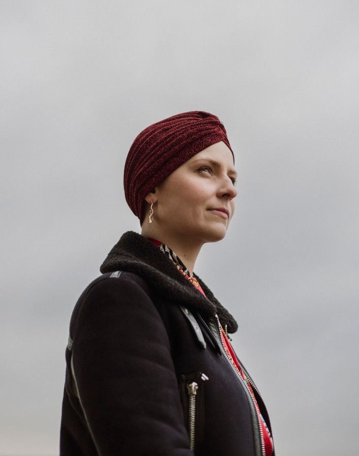 Portrætfoto af Melissa Bandsberg Thomsen, der står udenfor med en grå himmel i baggrunden