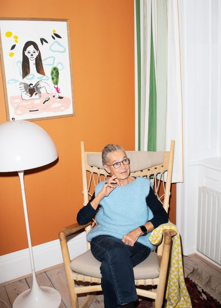 Foto af Ritt Bjerregaard siddende i en lænestol