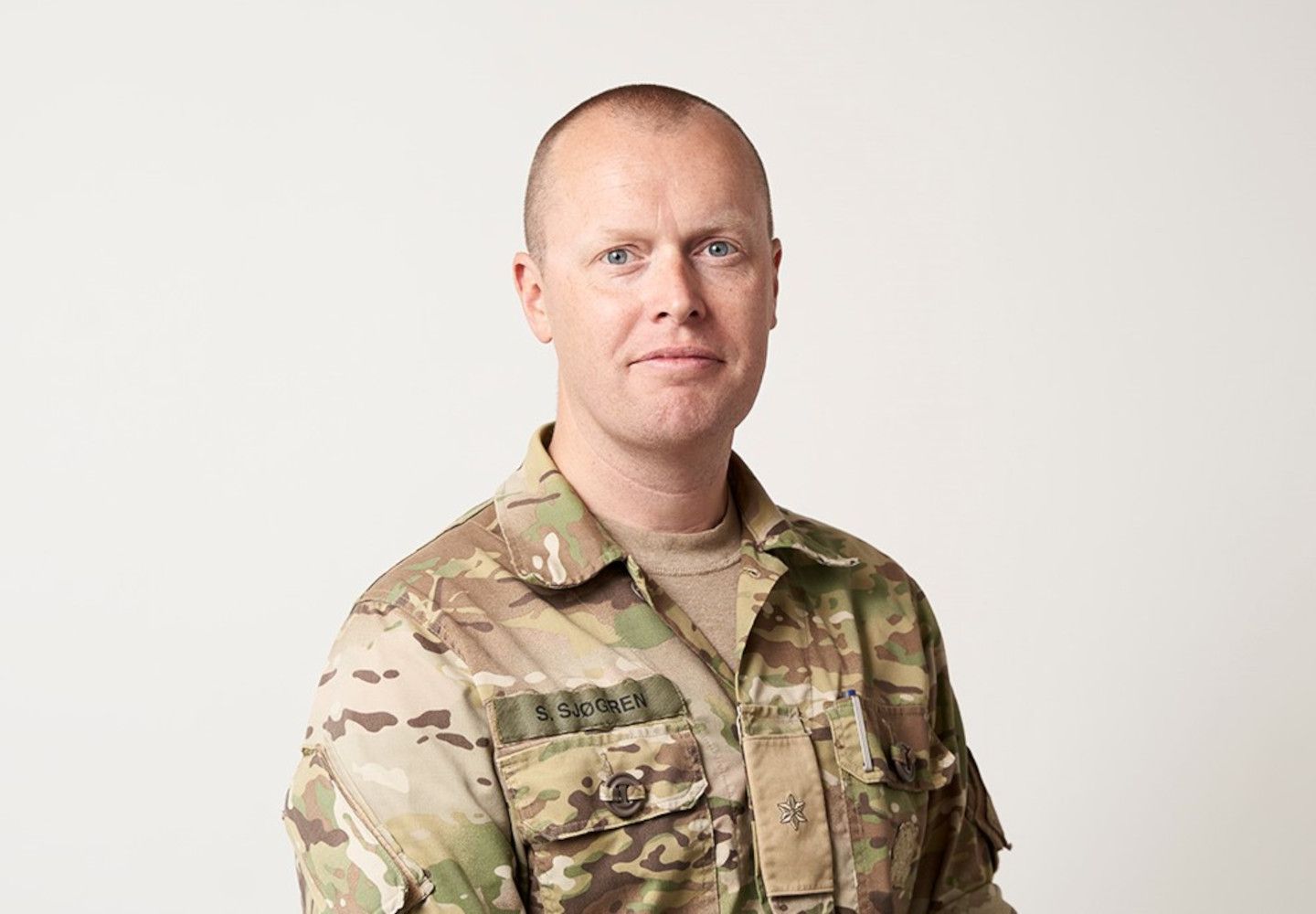 Portrætfoto af Søren Sjøgren iført militært camouflagetøj