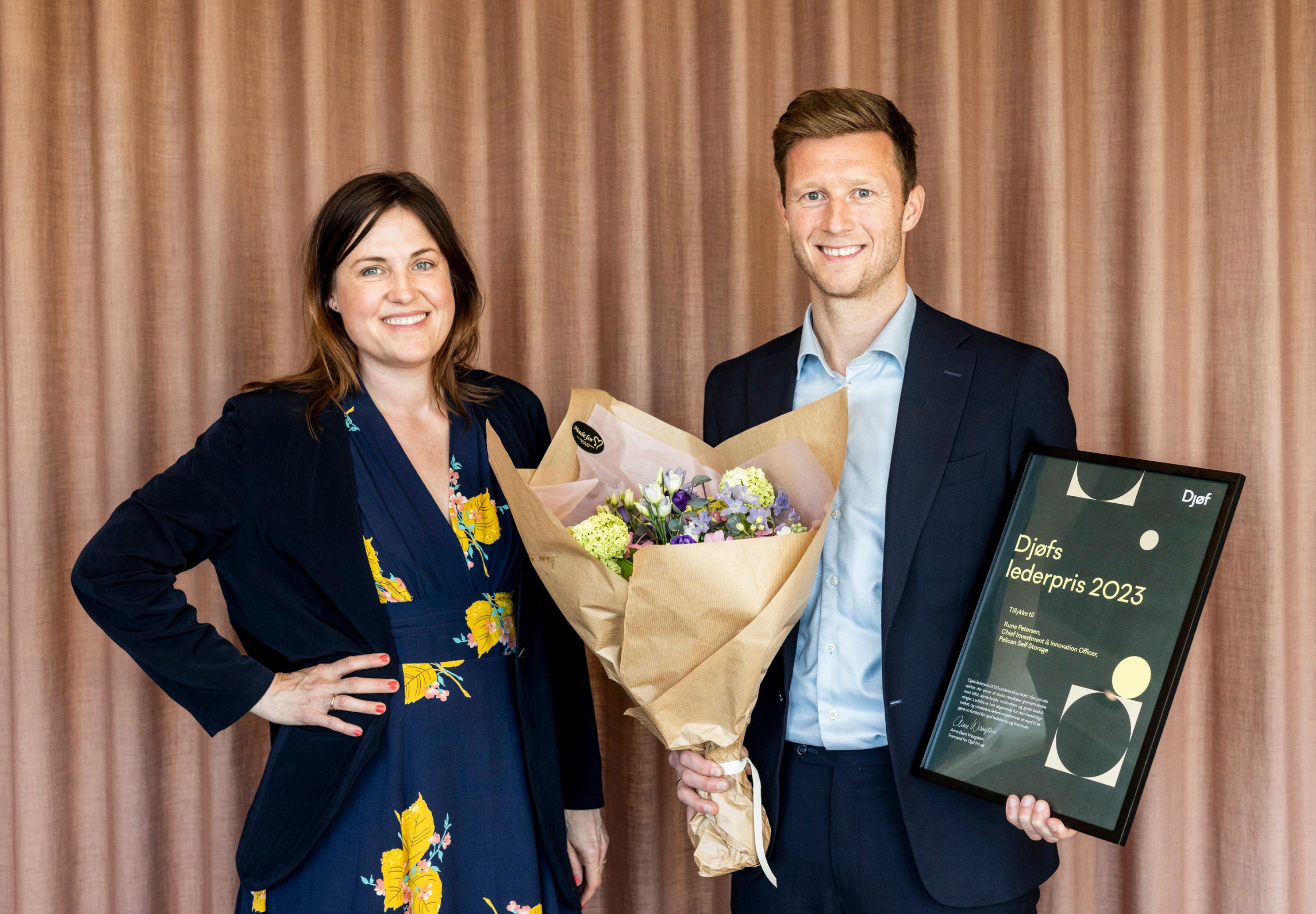 Foto af Rune Pedersen, vinder af Djøfs lederpris, sammen med Anne Bach Waagstein, formand for Djøf Privat