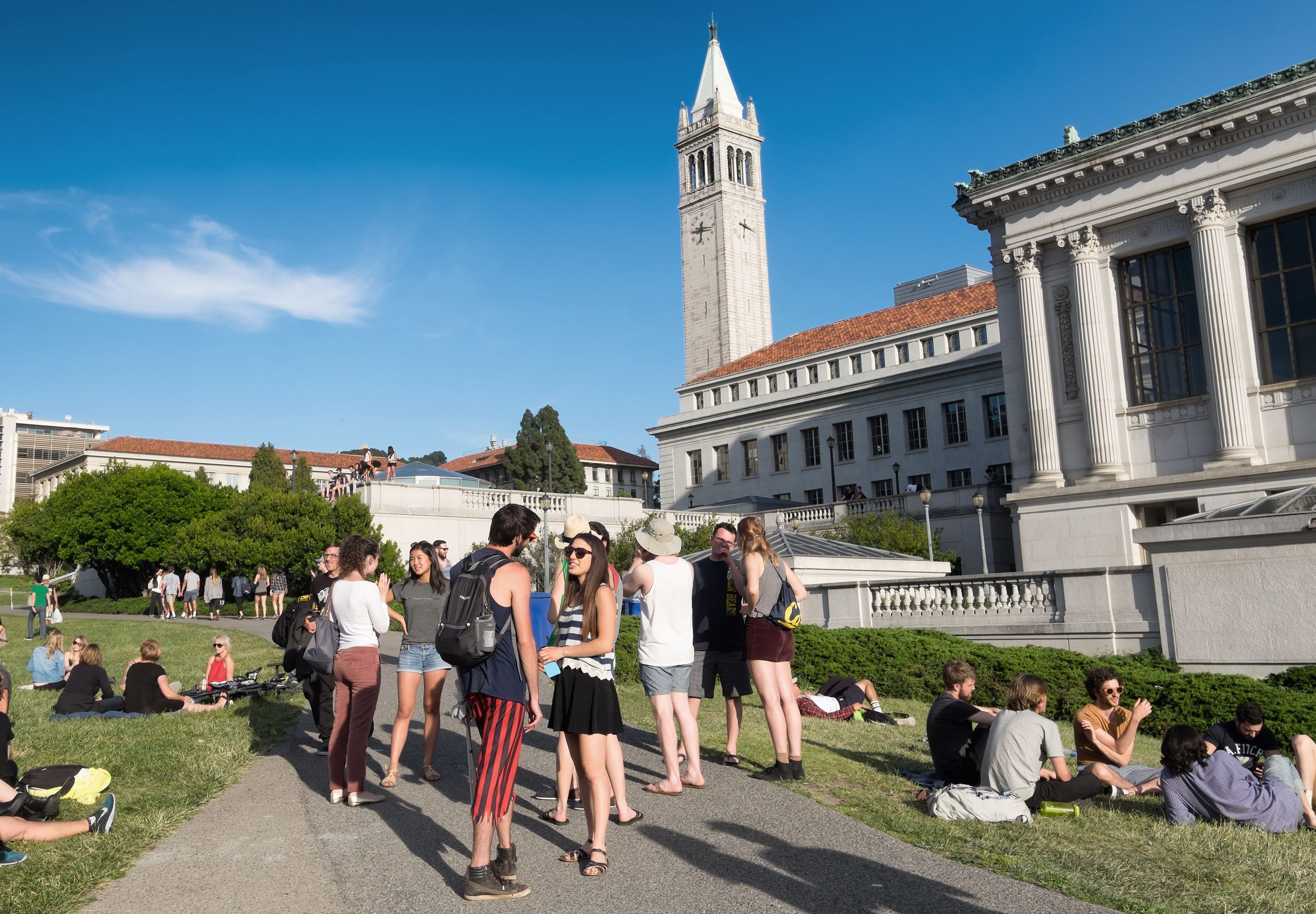 Foto af sommerklædte studerende på universitetet i Berkeleys campus-område