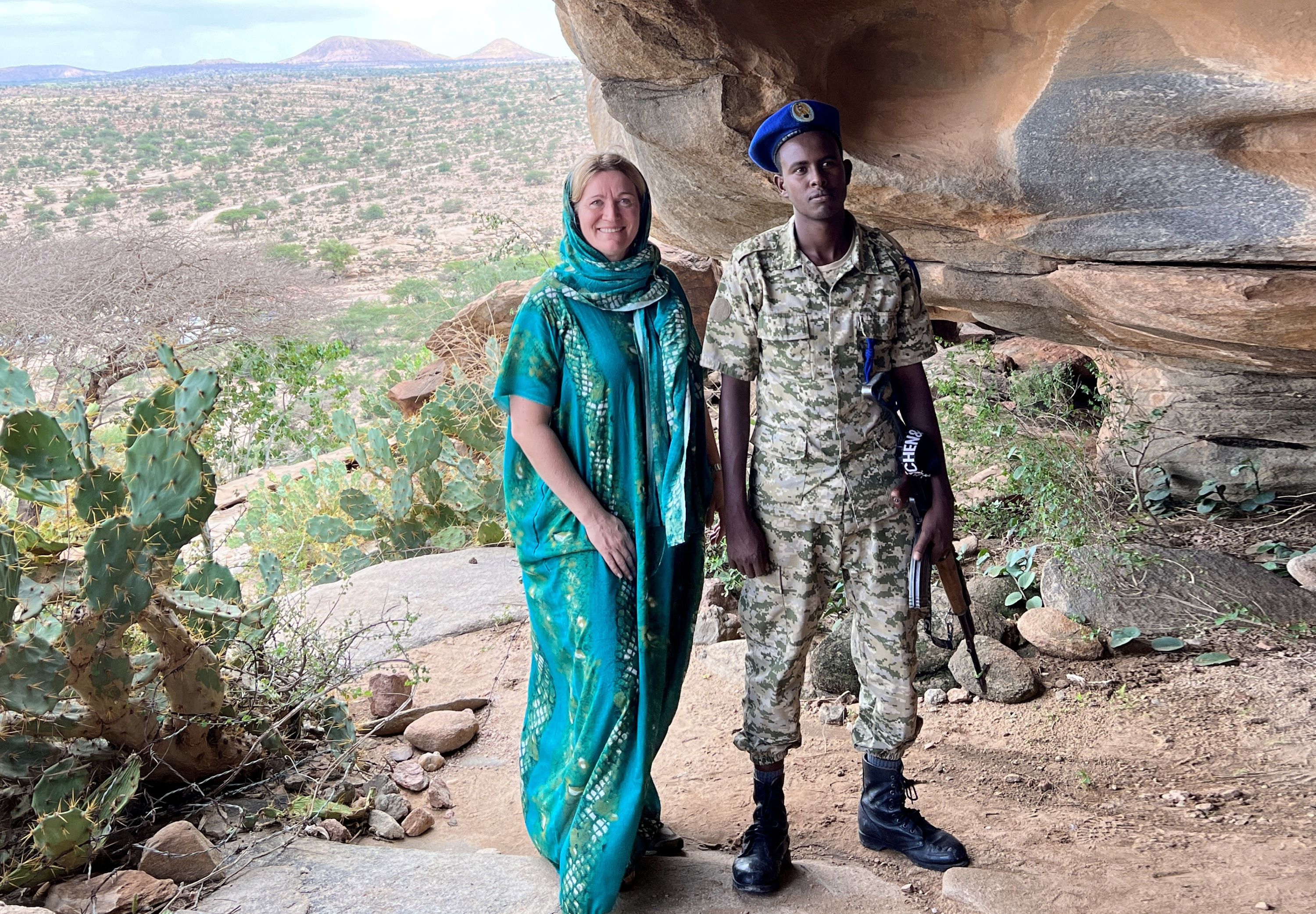 Foto af Mette Ehlers og en soldat i Somaliland