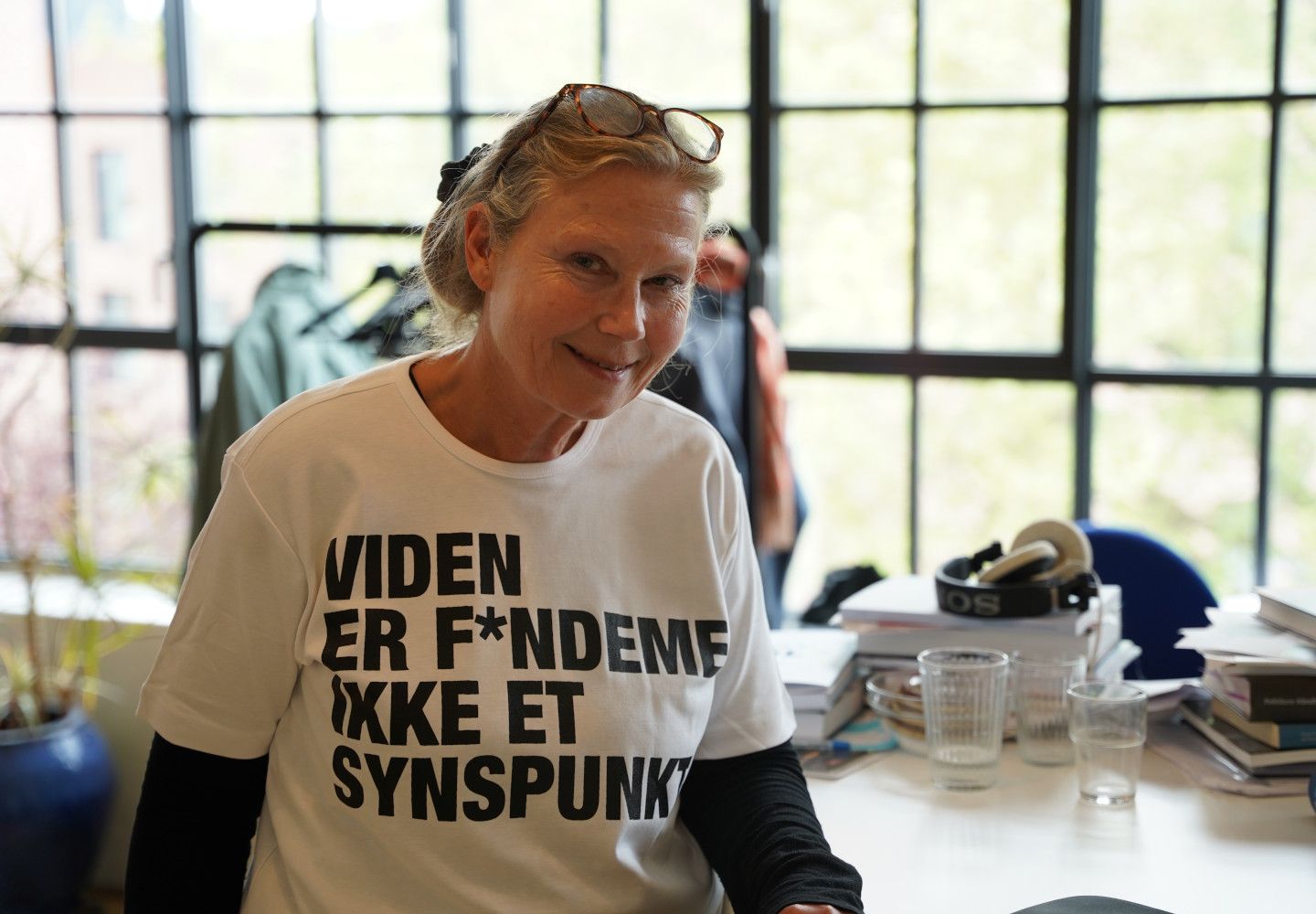 Vibeke Hjortlund iført t-shirt, hvor der står: "Viden er f*ndeme ikke et synspunkt".