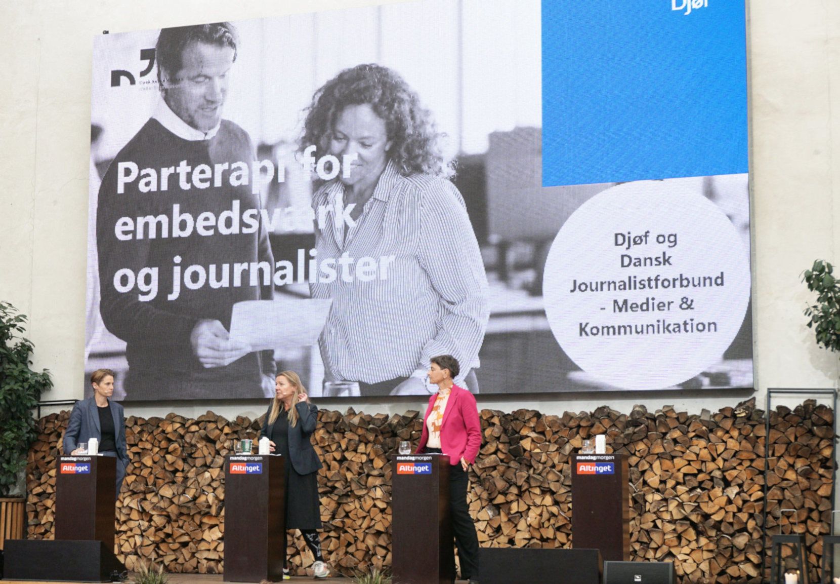 Reportagefoto fra arrangement, hvor Journalistforbundets formand, Tine Johansen, og Djøf-formand Sara Vergo står sammen på scenen