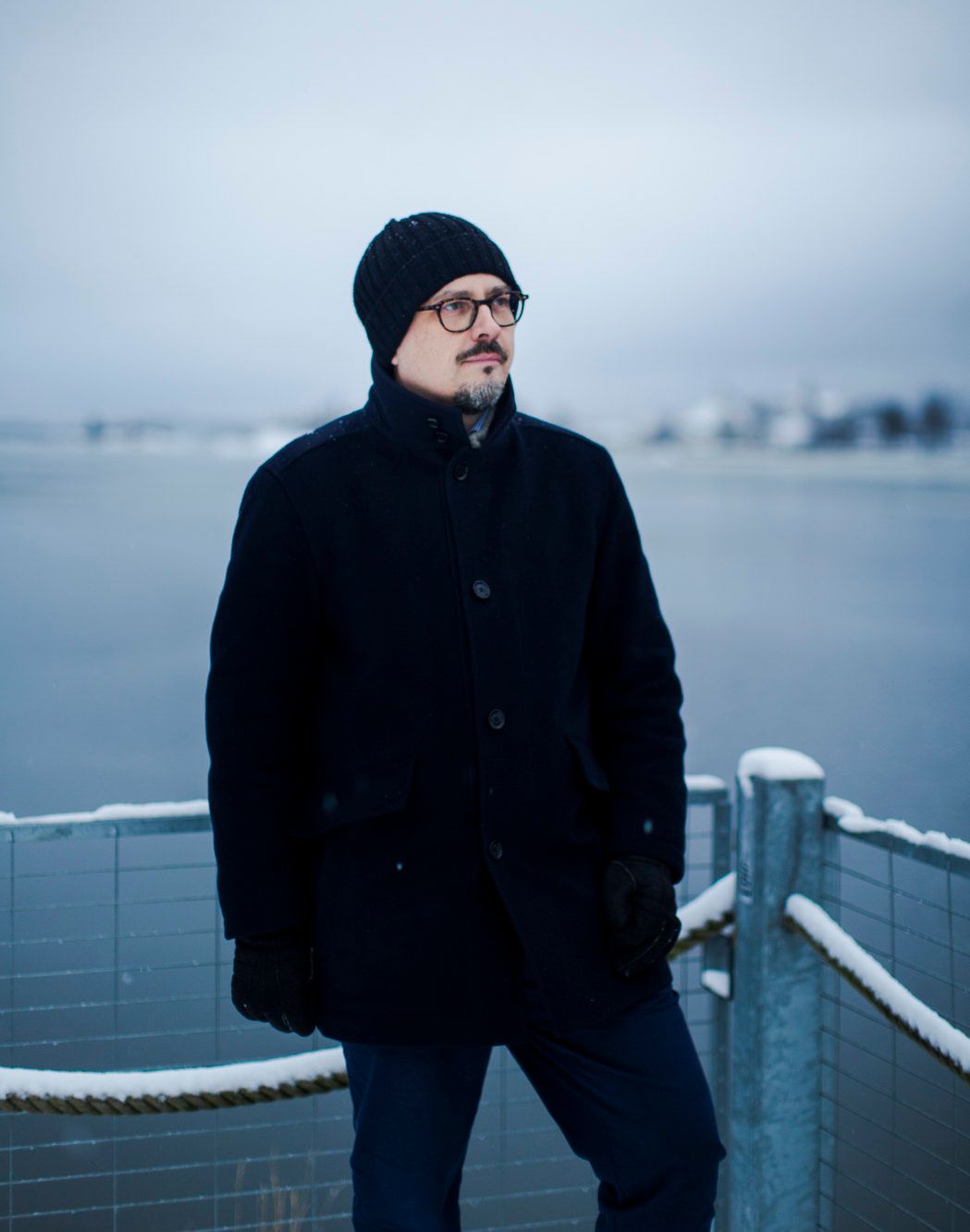 Portrætfoto af Jakob Nymann-Lindegren med Helsinkis havn som baggrund